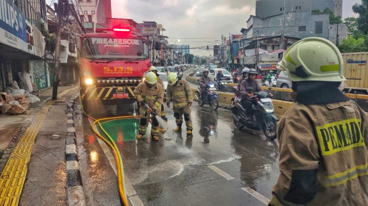 Sejumlah petugas Damkar melakukan penyemprotan membersihkan tumpahan oli dari angkutan umum di Jalan Jatinegara Barat, RT 008 RW 004, Kelurahan Bali Mester, Kecamatan Jatinegara, Jakarta Timur, pada Senin (10/2/2025) sore. Foto: Ist