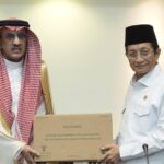 Dubes Arab Saudi di Indonesia Faisal Abdulah H Amodi (kiri) menyerahkan kurma secara simbolis untuk muslim Indonesia kepada Menteri Agama Nasaruddin Umar (kanan). Foto: Dok/Kemenag