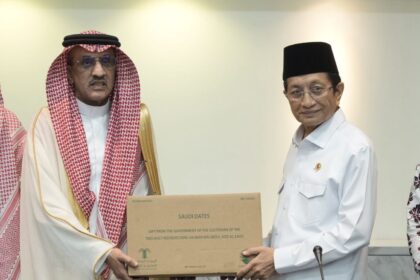 Dubes Arab Saudi di Indonesia Faisal Abdulah H Amodi (kiri) menyerahkan kurma secara simbolis untuk muslim Indonesia kepada Menteri Agama Nasaruddin Umar (kanan). Foto: Dok/Kemenag
