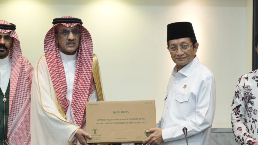 Dubes Arab Saudi di Indonesia Faisal Abdulah H Amodi (kiri) menyerahkan kurma secara simbolis untuk muslim Indonesia kepada Menteri Agama Nasaruddin Umar (kanan). Foto: Dok/Kemenag