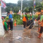 Petugas bekerja membersihkan sampah pasca acara pelantikan kepala daerah. Foto: Ist