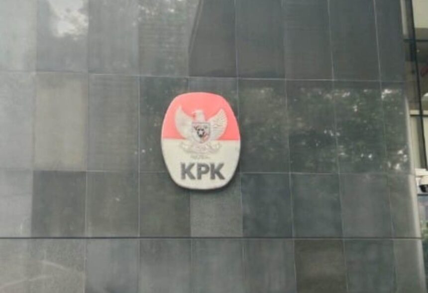 Logo Komisi Pemberantasan Korupsi (KPK) di Gedung Merah Putih, Kuningan, Jaksel. Foto: Yudha Krastawan/IPOL.ID