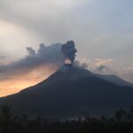 Erupsi Gunung Lewotobi Laki-Laki di Kabupaten Flores Timur, Nusa Tenggara Timur (NTT), pada Senin (17/2/2025). Statusnya kembali dinaikkan menjadi level IV atau 'Awas'. Foto: Ist