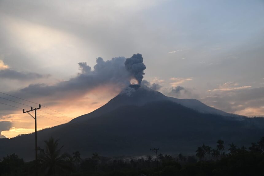 Erupsi Gunung Lewotobi Laki-Laki di Kabupaten Flores Timur, Nusa Tenggara Timur (NTT), pada Senin (17/2/2025). Statusnya kembali dinaikkan menjadi level IV atau 'Awas'. Foto: Ist