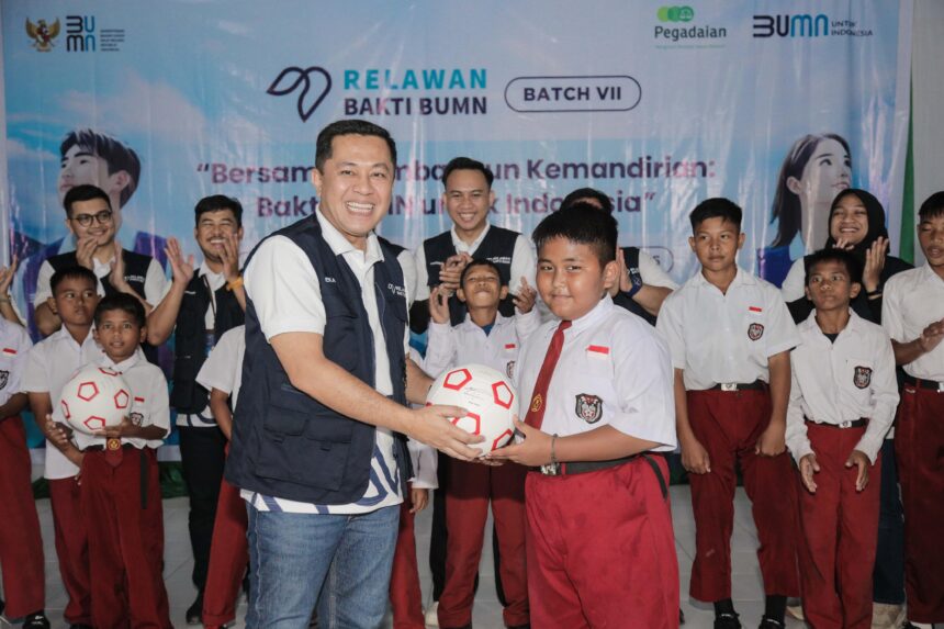 Pegadaian menyelenggarakan pemberdayaan sosial dan lingkungan melalui program Relawan Bakti BUMN di Pulau Derawan.