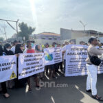 Puluhan warga Kampung Cipayung, Kelurahan Sukmajaya, Kecamatan Sukmajaya saat melakukan aksi unjuk rasa di depan PT Indofermex, pada Rabu (12/2). Foto: ist