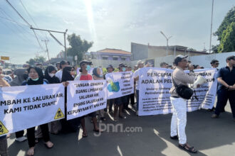 Puluhan warga Kampung Cipayung, Kelurahan Sukmajaya, Kecamatan Sukmajaya saat melakukan aksi unjuk rasa di depan PT Indofermex, pada Rabu (12/2). Foto: ist