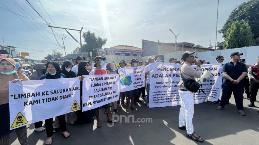 Puluhan warga Kampung Cipayung, Kelurahan Sukmajaya, Kecamatan Sukmajaya saat melakukan aksi unjuk rasa di depan PT Indofermex, pada Rabu (12/2). Foto: ist