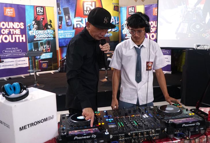 DJ Workshop untuk siswa SMA Mengenali Bakat FNomenalnya.