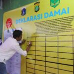 Warga Kelurahan Klender RW 01, RW 02, RW 03, RW 04 dan Kelurahan Cipinang Muara RW 008, RW 011, dan RW 015 melakukan deklarasi damai disaksikan Pelaksana Tugas (Plt) Wali Kota Jakarta Timur, Iin Mutmainnah, TNI, dan Polri serta jajaran di lapangan bulu tangkis RT 008 RW 08, Kelurahan Cipinang Muara, Kecamatan Jatinegara, pada Rabu (26/2/2025). Foto: Ist