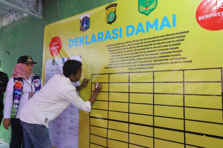 Warga Kelurahan Klender RW 01, RW 02, RW 03, RW 04 dan Kelurahan Cipinang Muara RW 008, RW 011, dan RW 015 melakukan deklarasi damai disaksikan Pelaksana Tugas (Plt) Wali Kota Jakarta Timur, Iin Mutmainnah, TNI, dan Polri serta jajaran di lapangan bulu tangkis RT 008 RW 08, Kelurahan Cipinang Muara, Kecamatan Jatinegara, pada Rabu (26/2/2025). Foto: Ist