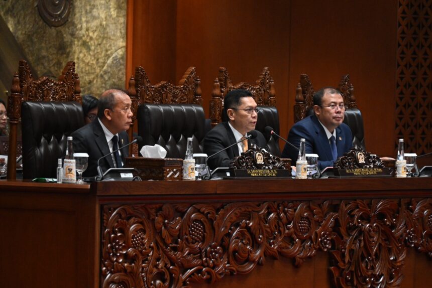 Wakil Ketua DPR RI Adies saat memimpin Rapat Paripurna DPR RI ke-13 Masa Persidangan II Tahun Sidang 2024-2025, Selasa (18/2/2025). Foto: