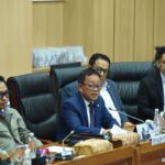 Wakil Ketua Komisi XII DPR Sugeng Suparwoto saat konferensi pers. Foto: Parlementaria