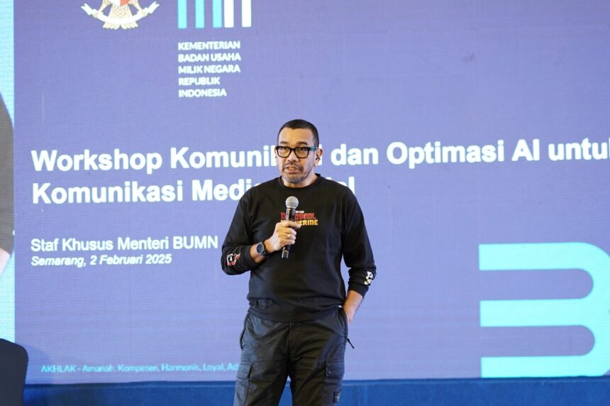 Arya Sinulingga dalam workshop bertema “Komunikasi Melalui Media Sosial dengan Optimasi AI” di Khas Hotel, Semarang, pada 1-2 Februari 2025.