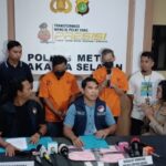 Tersangka inisial ADK, 45, dan Fariz Rustam Munaf (RM), 65, (Mengenakan kaos tahanan) memberikan keterangan pada awak media terkait keterlibatannya dalam kasus sabu dan ganja. Keduanya dihadirkan dalam pengungkapan kasus oleh Satuan Narkoba Polres Metro Jakarta Selatan, pada Kamis (20/2/2025). Foto: Joesvicar Iqbal/dok/ipol.id