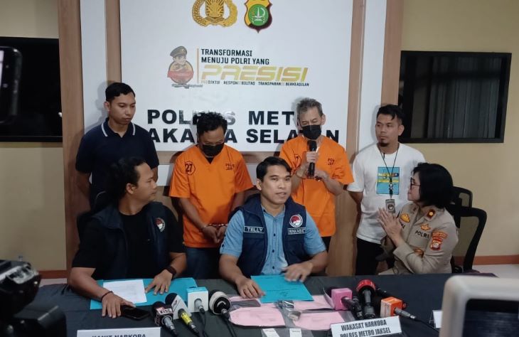 Tersangka inisial ADK, 45, dan Fariz Rustam Munaf (RM), 65, (Mengenakan kaos tahanan) memberikan keterangan pada awak media terkait keterlibatannya dalam kasus sabu dan ganja. Keduanya dihadirkan dalam pengungkapan kasus oleh Satuan Narkoba Polres Metro Jakarta Selatan, pada Kamis (20/2/2025). Foto: Joesvicar Iqbal/dok/ipol.id