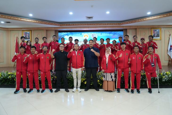 Menpora Dito Ariotedjo melepas tim nasional sepak bola amputasi ke Amputee Football Asian Championship 2025 yang akan digelar di Dhaka, Bangladesh. Foto: Herry/Kemenpora