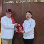 Penasihat Khusus Presiden Bidang Pertahanan Nasional, Jenderal TNI (Purn) Dudung Abdurachman (kanan) penuh kehangatan menerima dan menyambut baik kunjungan silaturahmi Ketua Umum Dewan Adat Bamus Betawi, Eki Pitung (kiri) di kantornya di Jalan Merdeka Utara, Jakarta Pusat, pada Rabu (19/2/2025). Foto: Ist