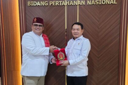 Penasihat Khusus Presiden Bidang Pertahanan Nasional, Jenderal TNI (Purn) Dudung Abdurachman (kanan) penuh kehangatan menerima dan menyambut baik kunjungan silaturahmi Ketua Umum Dewan Adat Bamus Betawi, Eki Pitung (kiri) di kantornya di Jalan Merdeka Utara, Jakarta Pusat, pada Rabu (19/2/2025). Foto: Ist