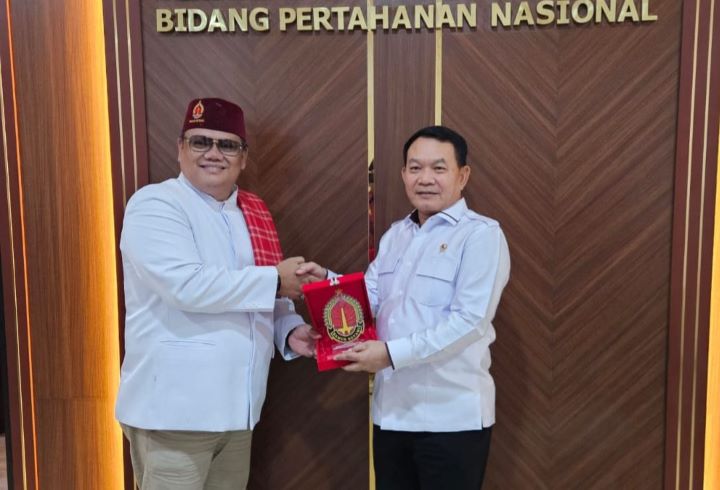 Penasihat Khusus Presiden Bidang Pertahanan Nasional, Jenderal TNI (Purn) Dudung Abdurachman (kanan) penuh kehangatan menerima dan menyambut baik kunjungan silaturahmi Ketua Umum Dewan Adat Bamus Betawi, Eki Pitung (kiri) di kantornya di Jalan Merdeka Utara, Jakarta Pusat, pada Rabu (19/2/2025). Foto: Ist