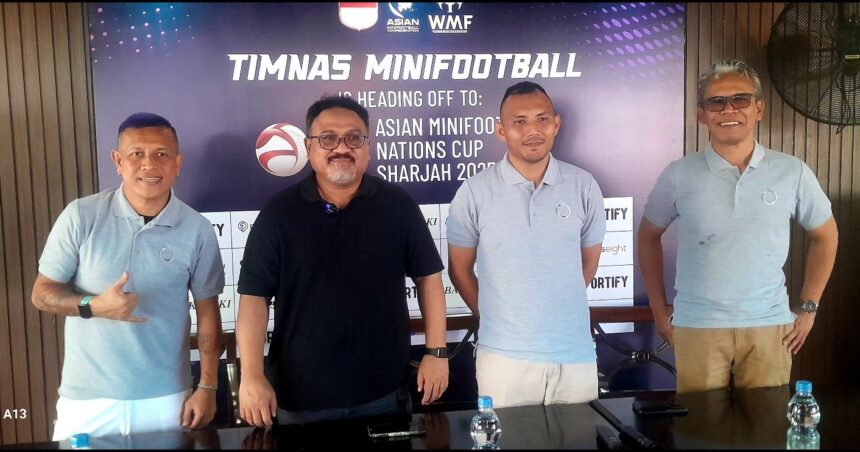 Ketua Umum Federasi Sepakbola Mini Indonesia (FSMI), Erik Tuapattinaya dalam konferensi pers di ZSC Minisoccer, Jakarta Pusat, Jakarta, Jumat (28/2/2025). Foto/Bambang