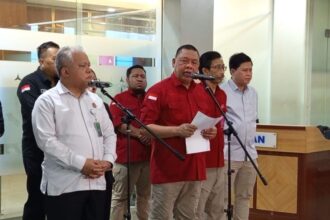 Direktur Penyidikan Pidana Khusus Kejaksaan Agung, Abdul Qohar (tengah) bersama Kapuspenkum, Harli Siregar saat menyampaikan keterangan pers di Kompleks Kejaksaan Agung RI, Jakarta, Rabu (26/2/2025). Foto: Yudha Krastawan/ipol.id