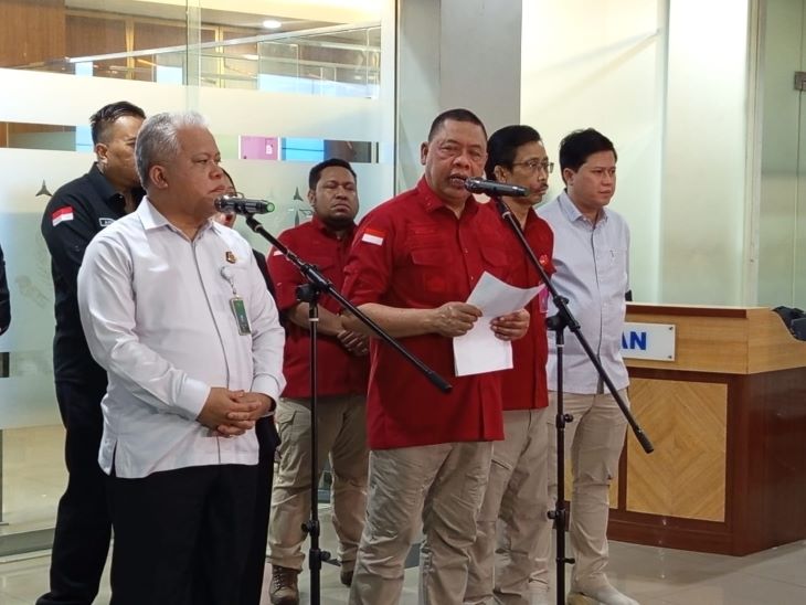 Direktur Penyidikan Pidana Khusus Kejaksaan Agung, Abdul Qohar (tengah) bersama Kapuspenkum, Harli Siregar saat menyampaikan keterangan pers di Kompleks Kejaksaan Agung RI, Jakarta, Rabu (26/2/2025). Foto: Yudha Krastawan/ipol.id