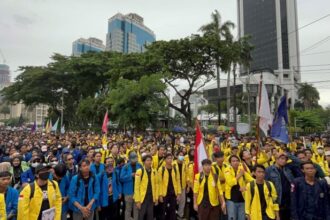 Ribuan mahasiswa menggelar unjuk rasa Indonesia gelap akibat kebijakan efisiensi anggaran Presiden Prabowo Subianto.