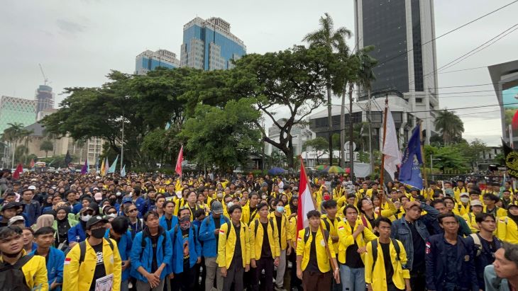 Ribuan mahasiswa menggelar unjuk rasa Indonesia gelap akibat kebijakan efisiensi anggaran Presiden Prabowo Subianto.