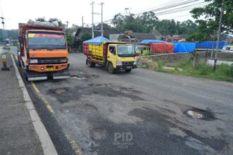 Jalanan rusak menjadi perhatian Korlantas Polri saat Operasi Ketupat 2025.