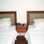 Pengunjung Hotel di Sukabumi terkena sanksi denda Rp1 juta karena menyatukan 2 ranjang dalam 1 kamar (twin bed). Foto: Istock @SLAVYNKA