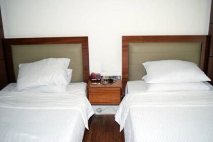 Pengunjung Hotel di Sukabumi terkena sanksi denda Rp1 juta karena menyatukan 2 ranjang dalam 1 kamar (twin bed). Foto: Istock @SLAVYNKA