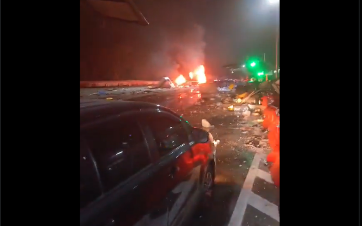 Tampak mobil yang terbakar di kecelakaan beruntun yang terjadi di Gerbang Tol Ciawi arah ke Jakarta. Foto: Tangkapan layar X @txtdaribogor