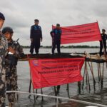 KKP saat membongkar pagar laut sepanjang lebih dari 30 km di Tangerang. Foto: dok humas