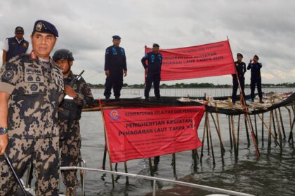 KKP saat membongkar pagar laut sepanjang lebih dari 30 km di Tangerang. Foto: dok humas