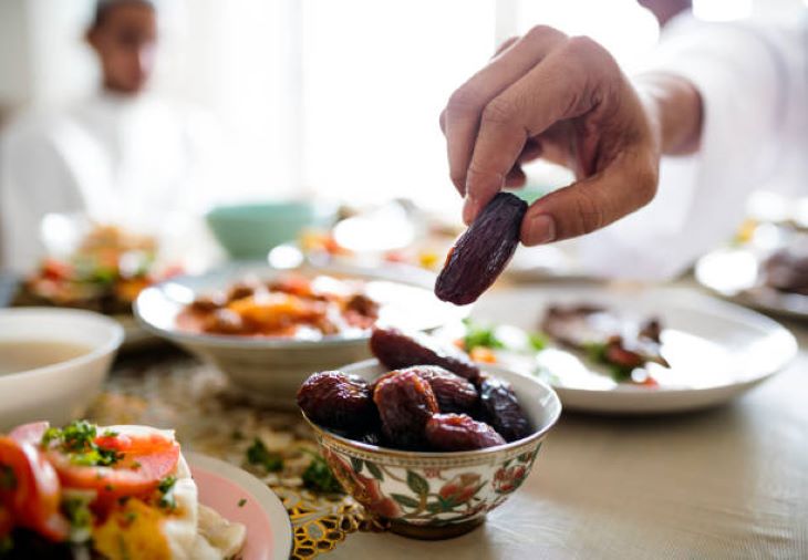 Ilustrasi, Berbuka Puasa. Foto: Istock @Rawpixel