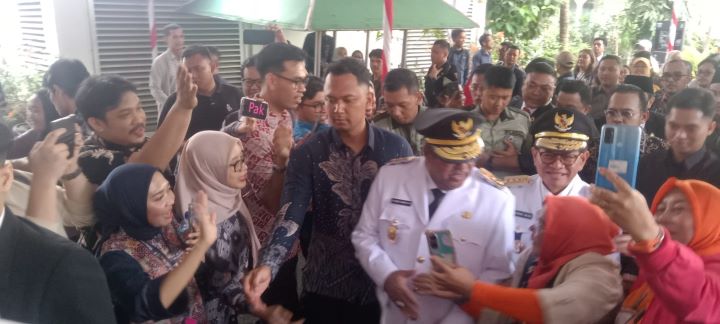 Gubernur dan wakil gubernur, Pramono-Rano saat mendatangi gedung DPRD DKI.(Foto Sofian/ipol.id)