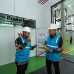 Para petugas PLN melakukan koordinasi terkait pengamanan kelistrikan di Powerhouse PLN Istana Negara. Foto: Dok PLN