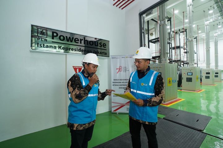 Para petugas PLN melakukan koordinasi terkait pengamanan kelistrikan di Powerhouse PLN Istana Negara. Foto: Dok PLN