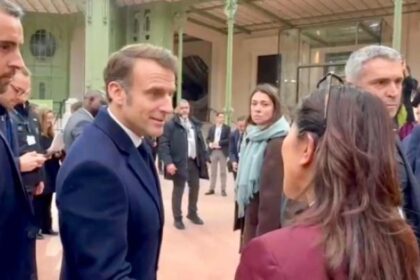 Presiden Prancis Emmanuel Macron saat bertemu Menteri Komunikasi dan Digital Meutya Hafid, di sela-sela acara AI Action Summit. Foto: Komdigi