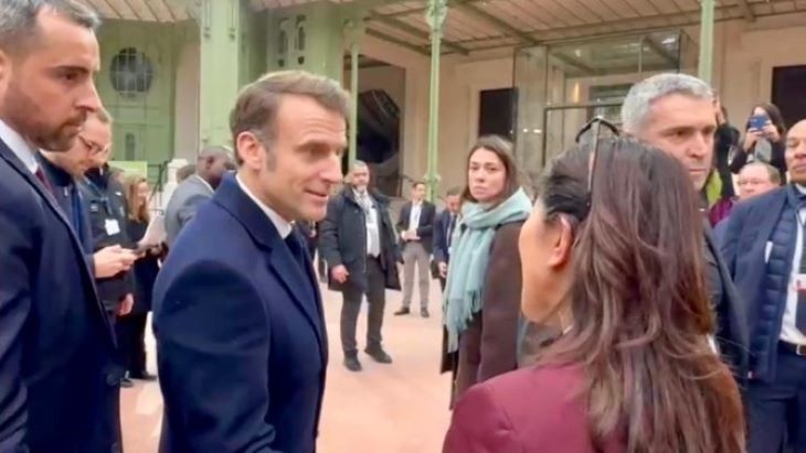 Presiden Prancis Emmanuel Macron saat bertemu Menteri Komunikasi dan Digital Meutya Hafid, di sela-sela acara AI Action Summit. Foto: Komdigi