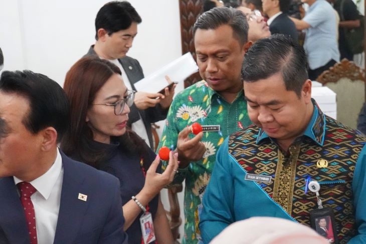 Mendampingi Wali Kota Nonsan, Baek Sung Hyeon, Wali Kota Jakarta Selatan Munjirin mencicipi buah stroberi saat menghadiri acara pembukaan Festival Stroberi Nonsan di Mal Kota Kasablanka, Tebet, pada Kamis (13/2/2025) malam. Foto: Ist