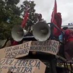 Sejumlah driver ojol menggelar orasi di depan kantor Kemenaker.(Foto Sofian/ipol.id)