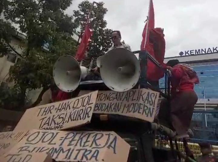 Sejumlah driver ojol menggelar orasi di depan kantor Kemenaker.(Foto Sofian/ipol.id)