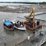 KKP saat emlakukan pembongkaran pagr laut di Bekasi. Foto: dok KKP