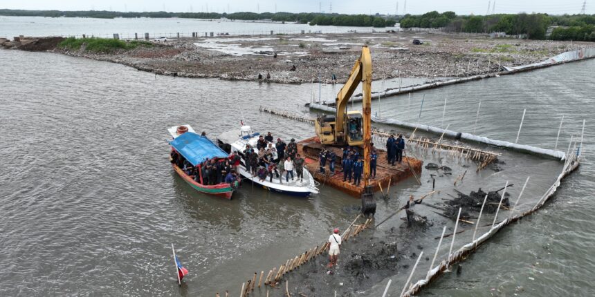 KKP saat emlakukan pembongkaran pagr laut di Bekasi. Foto: dok KKP