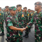 Panglima TNI Jenderal TNI Agus Subiyanto menyambut kedatangan Kontingen Patriot Indonesia. Foto: Puspen TNI