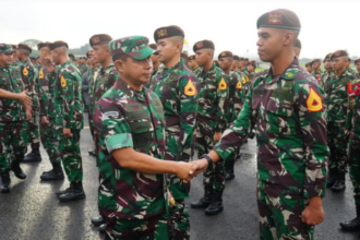 Panglima TNI Jenderal TNI Agus Subiyanto menyambut kedatangan Kontingen Patriot Indonesia. Foto: Puspen TNI