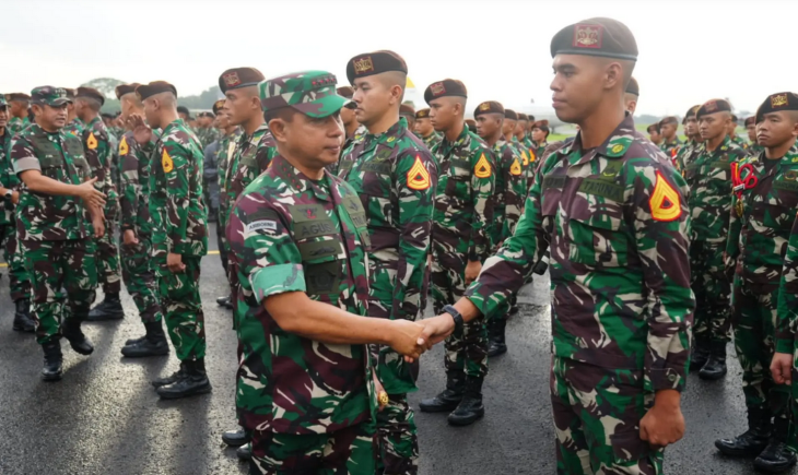 Panglima TNI Jenderal TNI Agus Subiyanto menyambut kedatangan Kontingen Patriot Indonesia. Foto: Puspen TNI