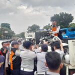 Petugas gabungan saat menertibkan 12 unit mobil dan lima sepeda motor yang parkir tidak pada tempatnya. Sejumlah kendaraan langsung diangkut hingga disanksi tilang di tempat di Jalan Mayjen Sutoyo, Cawang, Kramat Jati, Jakarta Timur, pada Rabu (12/2/2025) siang. Foto: Ist